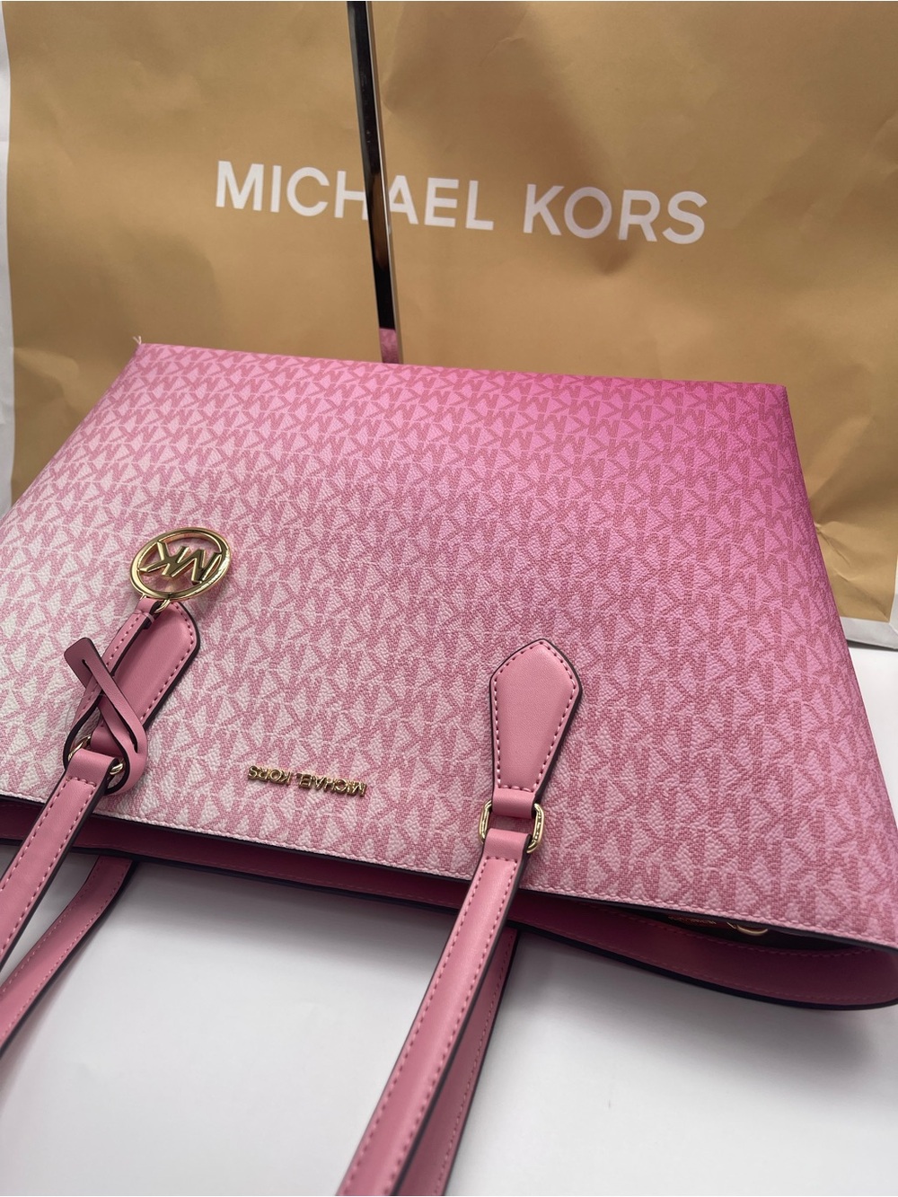 MICHAEL MICHAEL KORS SHEILA
CARNATION LG Multifunctional TOTE bag
Carnation
NWT - Picture 5 of 16